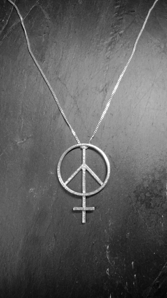 Halsband i silver, Peace